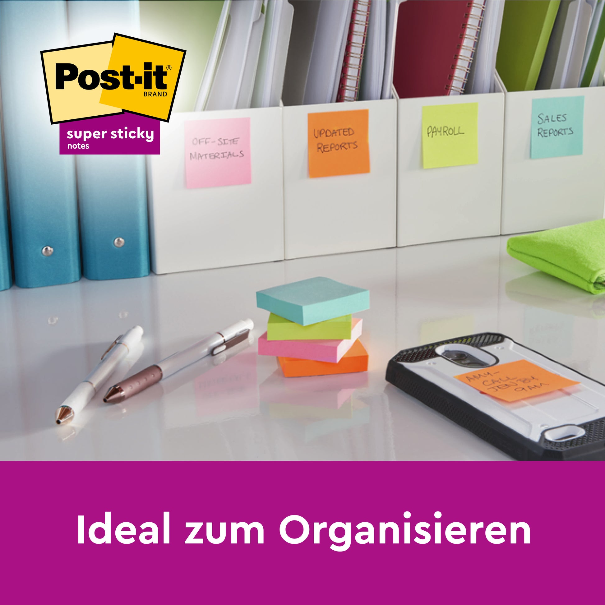 Ein Schreibtisch mit Stiften, gestapelten Post-It® Super Sticky Notes in verschiedenen Farben (47,6 x 47,6 mm), Smartphone und Ordnern mit farbigen Notizen wie "OFF-SITE MATERIALS" oder "PAYROLL". Ideal zum Organisieren.