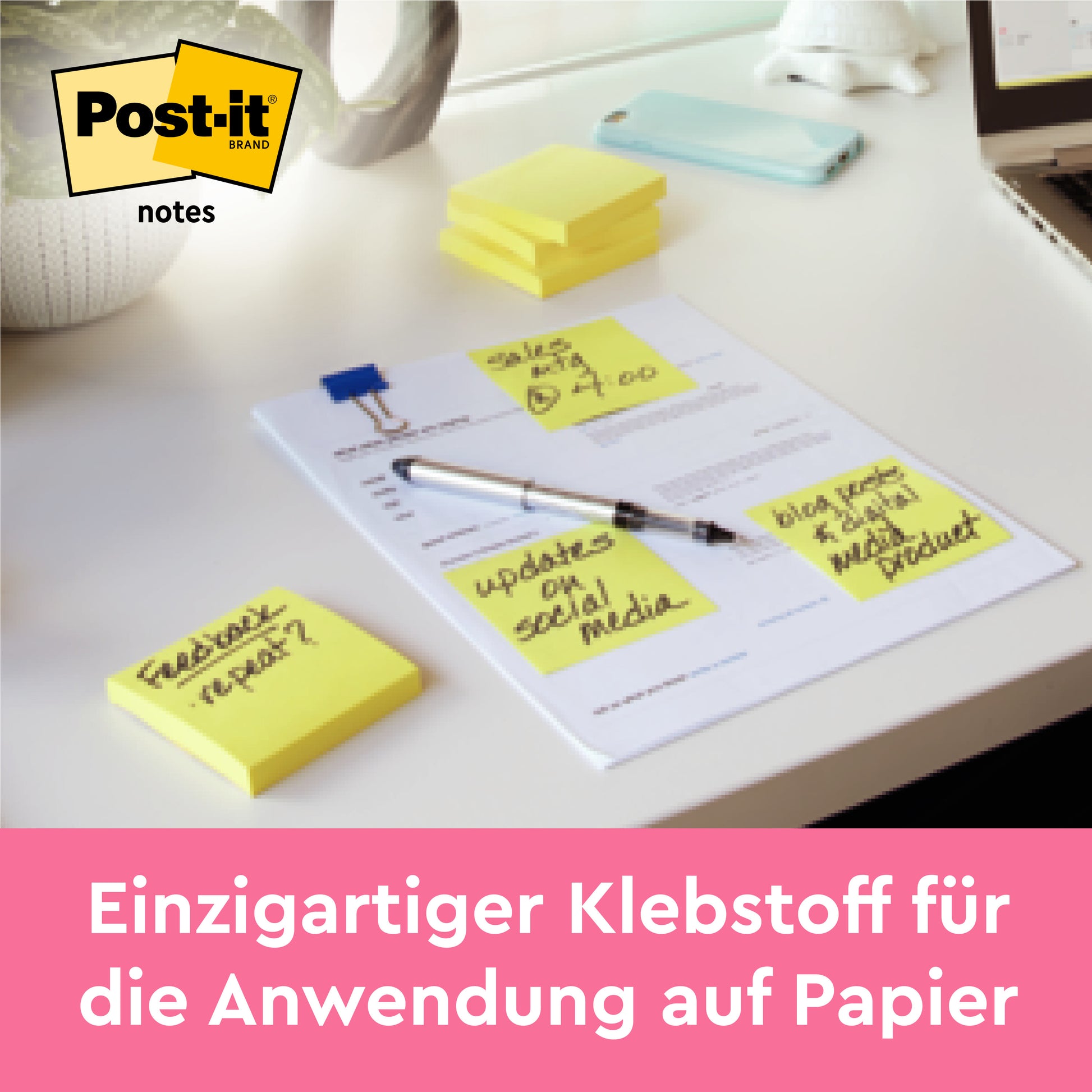 Mehrere gelbe Post-it® Super Sticky Z-Notes von 3M Deutschland GmbH, 76 x 76 mm, liegen gestapelt auf einem Schreibtisch und sind an einem Dokument befestigt. Text unten: "Einzigartiger Klebstoff für die Anwendung auf Papier.