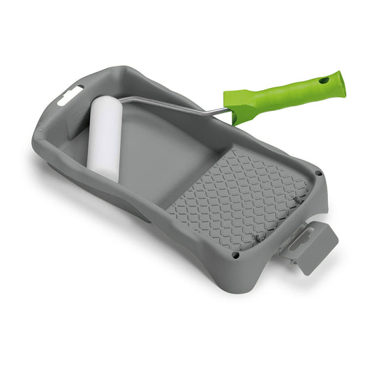Graue Farbwanne mit strukturierter Oberfläche und kleiner weißer Walze mit grünem Griff, ideal für professionelle Malerarbeiten oder zur Verwendung mit dem Nölle Profi Brush Lackier-Set, 10 cm Rundpinsel von Nölle Profi Brush Bürsten- & Pinseltechnik e.K.