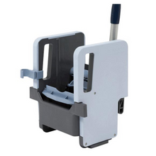 Die Vileda Professional Vertikalpresse mit den Maßen 23 x 23 x 32 cm, die in einer Einzelpackung von der Vileda GmbH erhältlich ist, ist eine kommerzielle Wischeimer-Auswringmaschine mit Griff. Das grau-weiße Design ist aus strapazierfähigem Polypropylen gefertigt und eignet sich daher ideal für die Verwendung mit der Vileda Professional Vertikalpresse. Sie wringt Wischmopps effizient aus und verfügt über Schlitze zum Auffangen von überschüssigem Wasser, während der verstärkte Griff für Langlebigkeit sorgt.