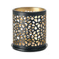 Der Duni Kerzenhalter Safari 75 x 75 mm von Duni GmbH ist ein zylindrischer schwarzer Kerzenhalter aus Metall mit einem abstrakten Ausschnittmuster, das an eine Safari erinnert. Seine goldene Innenseite bietet einen auffälligen Kontrast, der das Licht wunderschön durch die Öffnungen scheinen lässt.