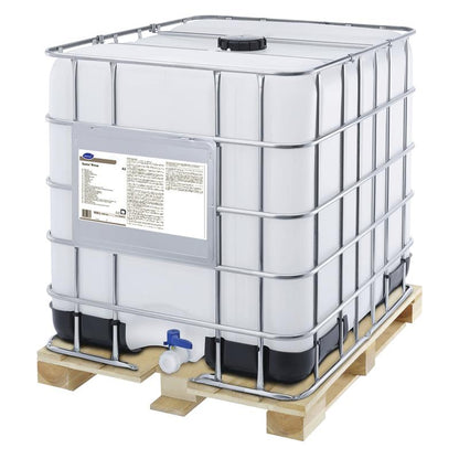 A large white plastic IBC with a metal cage and pallet base, equipped with a spout and side label – ideal for storing Suma Rinse A5 Neutral Rinse Aid from Diversey Deutschland, to prevent lime scale deposits and ensure streak-free results.
