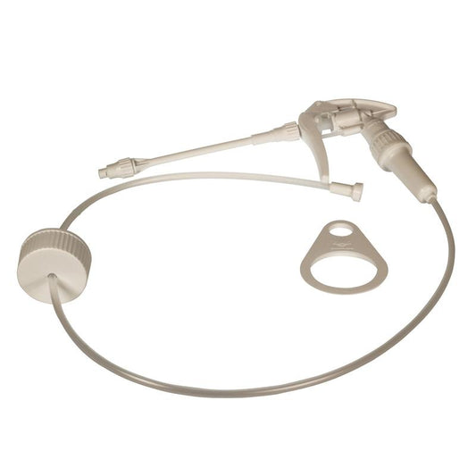 Ein weißer Schaumsprühkopf für 2 L Flasche aus Kunststoff von Diversey Deutschland GmbH & Co. OHG ist mit einem an einem Auslösegriff befestigten Schlauch abgebildet, der neben dem runden Sprühkopf mit Loch platziert ist, alles auf einem schlichten weißen Hintergrund.