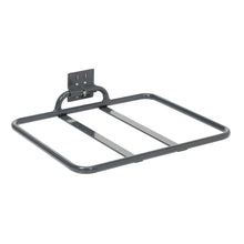 Die TASKI Sackablage klappbar von Diversey Deutschland GmbH & Co. OHG ist ein graues, glattes Metallregal mit einem rechteckigen Rahmen, zwei Mittelstangen und einer Halterung für die Montage an der Vorder- oder Rückseite des Trolleys. Zusammenklappbar für einfache Lagerung. Packung: 1 Stück.