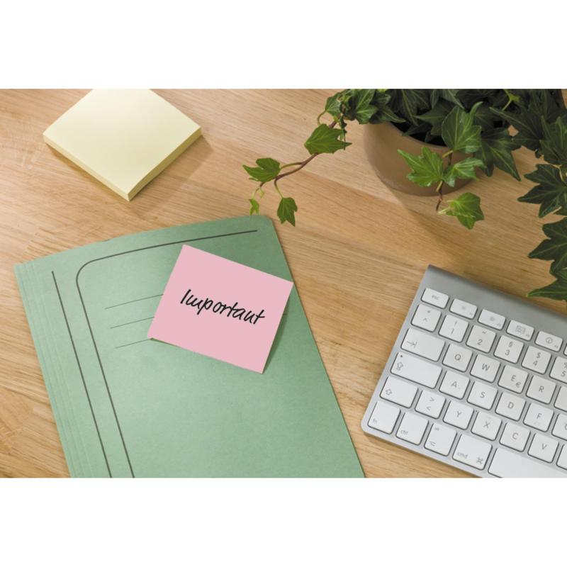 A green file folder with a pink Post-it® Recycling Note (38 mm x 51 mm, 3M Deutschland GmbH) labeled "important" lies on a wooden table next to a keyboard, yellow sticky notes, and a green potted plant.