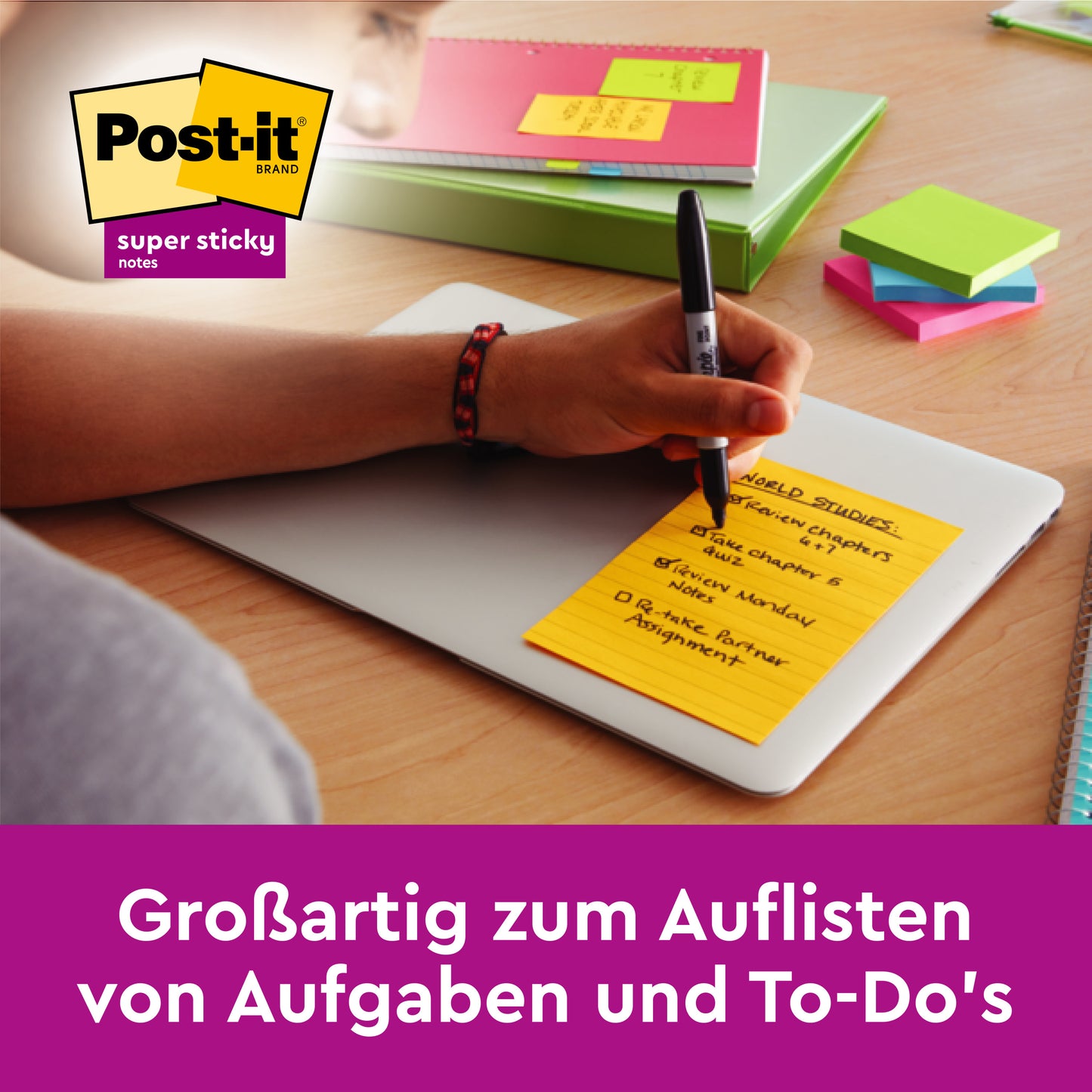 Eine Hand schreibt eine Liste auf ein gelbes, liniertes Post-it® Notes im Großformat in Neonfarben (101 x 152 mm) der 3M Deutschland GmbH, platziert auf einem Laptop mit weiteren Notizbüchern und gestapelten Großformat-Post-its in der Nähe - ideal für Aufgabenlisten und To-Dos.