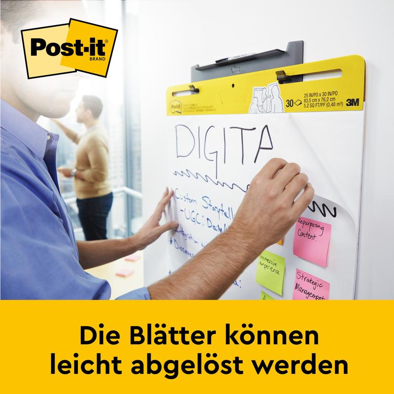 Someone writes on the Post-it® Super Sticky self-adhesive Meeting Chart/Flipchart for wall mounting 559 (63.5 x 76.2 cm) from 3M Deutschland GmbH. Several sticky notes are attached to it. The sheets can be easily removed.