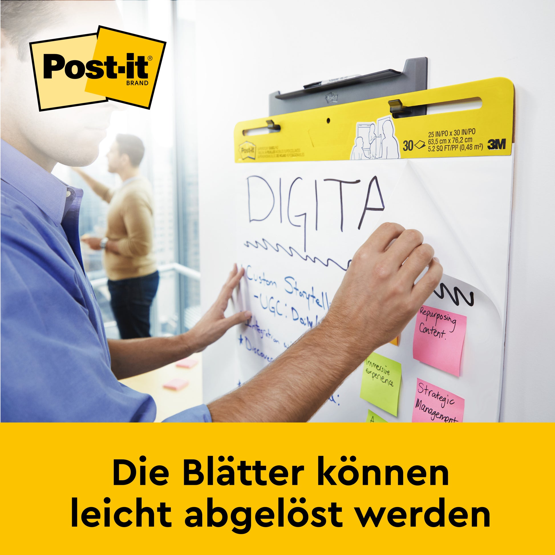 Eine Person schreibt "DIGITA" auf eine große Post-it® Super Sticky Meeting Chart 559P (63,5 x 76,2 cm) von 3M. Neonfarbene Post-it® Super Sticky Meeting Notes sind daran befestigt. Die Blätter lassen sich leicht abziehen.