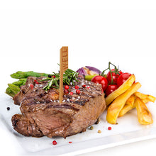 Ein gegrilltes Steak mit der Aufschrift „WELL“ und einem PAPSTAR 250 Steak-Marker (9 cm, PAPSTAR GmbH) wird auf einem weißen Teller mit Spargel, Kirschtomaten, Röstzwiebeln und Pommes Frites serviert und mit Rosmarin und Pfefferkörnern garniert.
