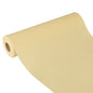 Der Starpak Tischläufer, stoffähnlich, Vlies „Soft Selection Plus“ (24 m x 40 cm) in Hellbeige liegt teilweise ausgerollt auf weißem Hintergrund und bringt seine glatte Textur und elegante Optik zur Geltung – ideal für besondere Anlässe.