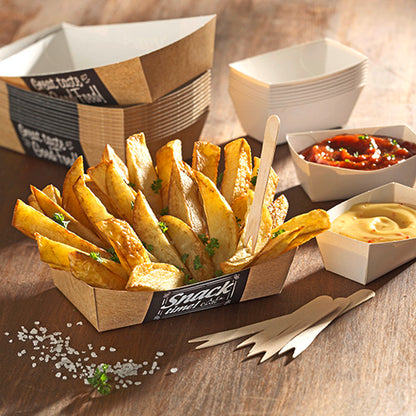 The PAPSTAR 50 French fries trays "pure" (3.5 cm x 7 cm) from PAPSTAR GmbH contain thick potato wedges with parsley, served with wooden forks and two sauce bowls on a salted wooden table.