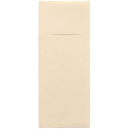 On a white background lies a closed, light beige Starpak 100 cutlery pouch, Airlaid 40 x 33 cm with cutlery fold envelope, the edge of the rectangular flap is subtly visible at the top.