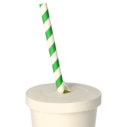 Ein grün-weiß gestreifter Papierstrohhalm liegt in einem PAPSTAR 50 Deckel für Trinkbecher, Pappe rund Ø 8 cm weiss von PAPSTAR GmbH auf einem weißen Einwegbecher, vor einem schlichten Hintergrund.