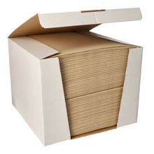 In einem geöffneten Karton liegt ein großer Stapel PAPSTAR 100 Servietten „ROYAL Collection“ 1/4-Falz 40x40 cm der PAPSTAR GmbH aus hochwertigem Material, übersichtlich angeordnet.