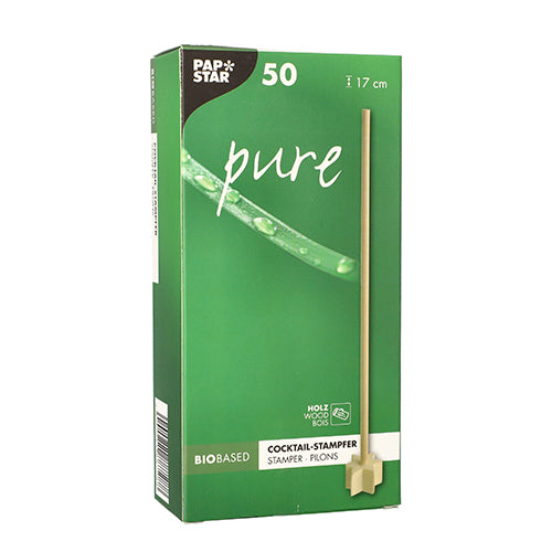 In a green box of PAPSTAR GmbH with the label "pure", there are 50 cocktail stirrers made of natural wood, each 17 cm long. The eco-friendly design shows a picture of a wooden stirrer and water droplets on the packaging.