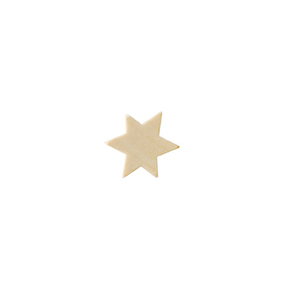 On a white background lies a simple, six-pointed cookie star, next to it is artfully placed a PAPSTAR 50 cocktail muddlers, wood "pure" 17 cm natural from PAPSTAR GmbH.