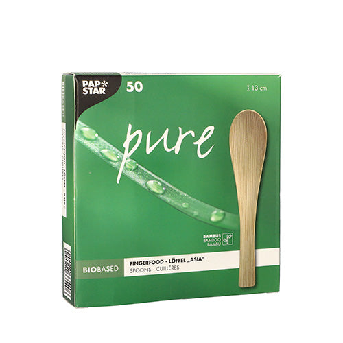 Eine grüne „pure“ PAPSTAR-Box fasst 50 Bambus-Fingerfood-Löffel (13 cm), ist mit einem Bambuslöffel-Motiv, asiatischem Design und dem Branding der PAPSTAR GmbH oben links versehen.