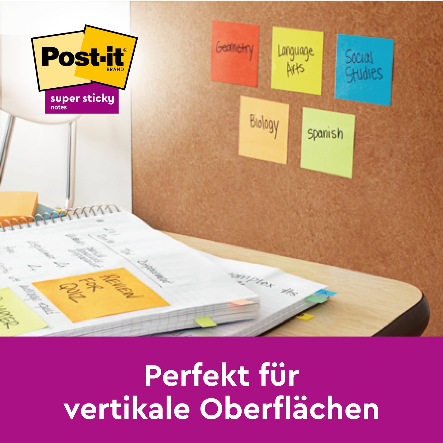 Eine Korkplatte hält Post-it® Super Sticky Z-Notes (76 x 76 mm, verschiedene Farben, 90 Blatt/Block) von 3M mit Fächern "Geometry", "Language Arts" usw. Mehr Haftnotizen und Lernmaterialien sind auf dem Tisch. Perfekt für vertikale Oberflächen.