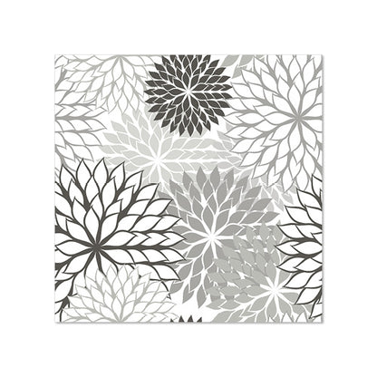 PAPSTAR 20 Servietten (25 x 25 cm, 3-lagig, 1/4-Falz) von der PAPSTAR GmbH zeigen ein quadratisches Blumenmuster mit spitzen Blütenblättern in Schwarz, Grau und Weiß auf weißem Hintergrund – perfekte Tischdekoration mit gleichmäßig verteilten Blumen unterschiedlicher Größe.