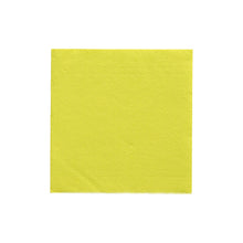 Eine einzelne PAPSTAR Servietten 1/4-Falz, 24x24 cm in limonengrün aus der "DAILY Collection" (20 Stück), von PAPSTAR GmbH, liegt flach auf einem weißen Untergrund - unbenutzt, mit sichtbarer Struktur - ideal für eine stilvolle Tischdekoration.