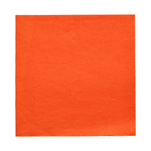 Eine quadratische Serviette der PAPSTAR GmbH aus der „DAILY Collection“ (32 x 32 cm, 1/4-Falz, orange, 50 Stück) präsentiert sich auf weißem Untergrund und überzeugt durch ihr hochwertiges Strukturdesign.