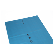 Eine flache blaue Kunststofffolie (DEISS 90039, 800x1200x0,1 mm, Packung 1 Stück) der EMIL DEISS KG (GmbH + Co.) mit Recycling-Symbolen und der schwarzen Zahl 65, die für eine dauerhafte Lagerung konzipiert ist. Abgebildet auf einfarbig weißem Hintergrund.