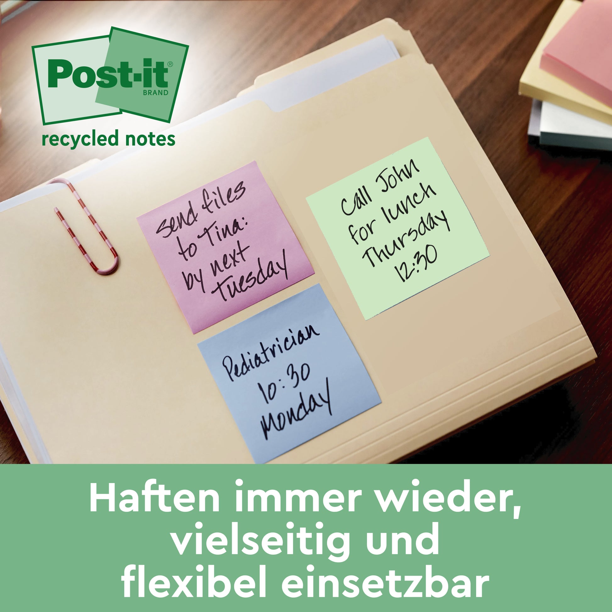 Eine Manila-Mappe mit drei Post-it® Recycling Notizen (76x76 mm, 100% PEFC): rosa-"schicke Tina die Unterlagen bis Dienstag", blau-"Kinderarzt Montag 10:30", grün-"rufe John zum Mittagessen Donnerstag 12:30". Von 3M Deutschland GmbH.