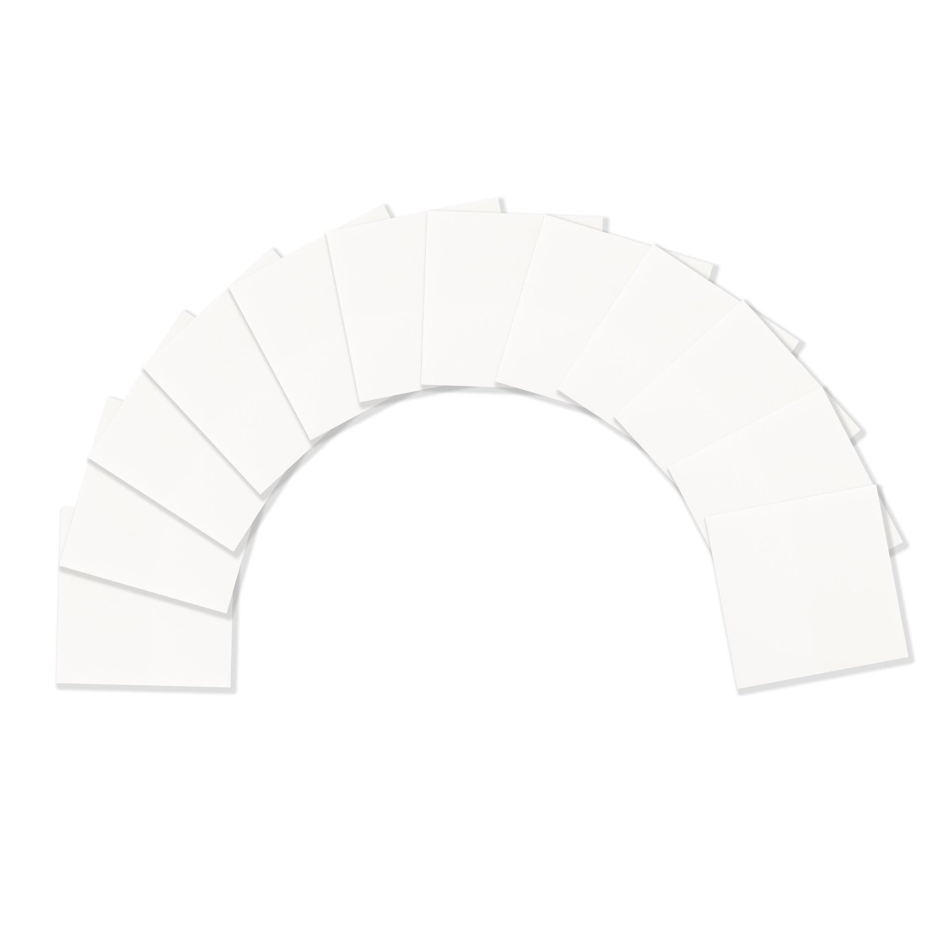 Sechzehn sich überlappende Post-it® Transparent Notes (73mm x 73mm, 36 Blatt/Block, 12 Blöcke/Packung) der 3M Deutschland GmbH sind auf weißem Hintergrund bogenförmig angeordnet.