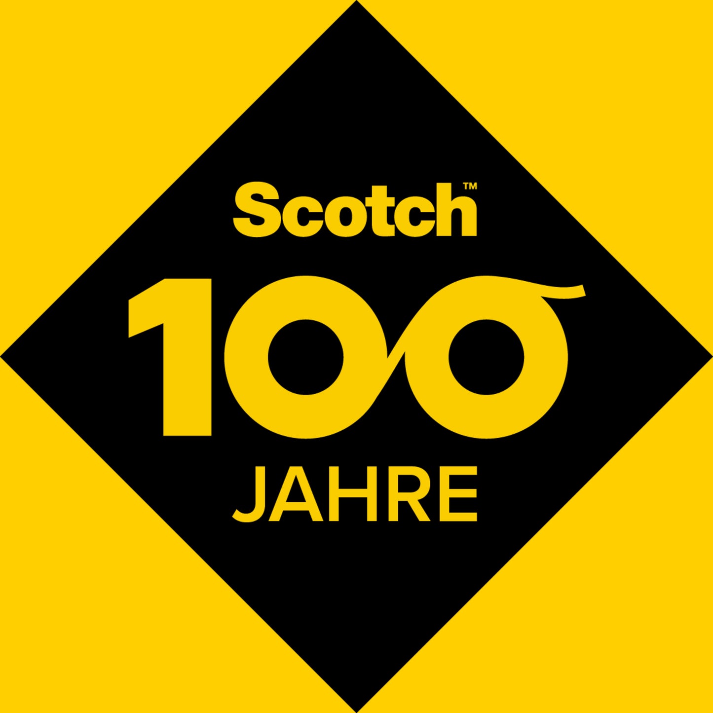 Das Scotch® Abdeckband Basic, 50 m von 3M Deutschland GmbH hat ein gelb-schwarzes Logo mit dem Schriftzug "Scotch", der Zahl "100" mit ineinander verschlungenen Nullen, die ein Unendlichkeitssymbol bilden, und dem darunter liegenden Schriftzug "JAHRE" für 100 Jahre.
