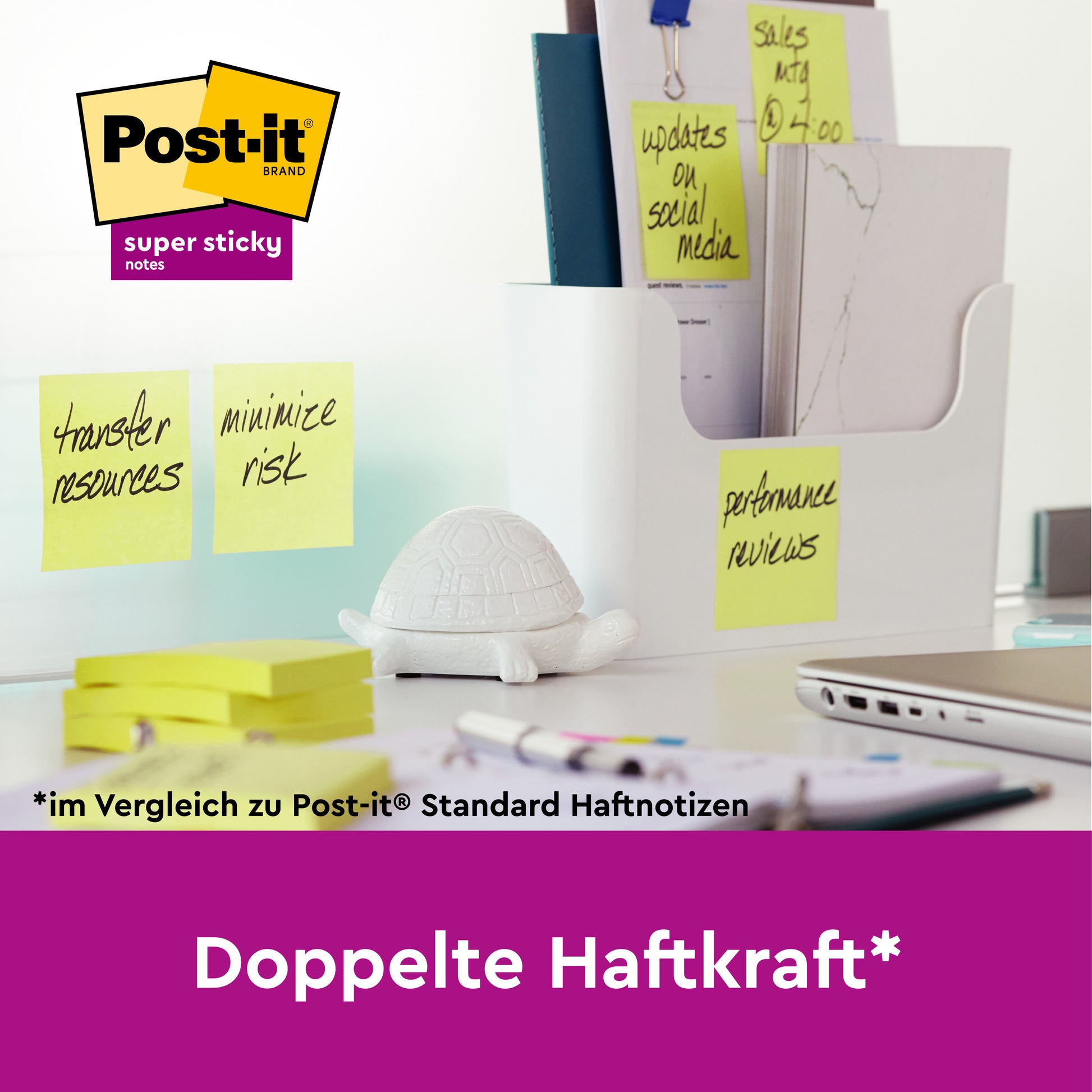 Auf einem Schreibtisch liegen Post-it® Super Sticky Notes, Gelb, 76 x 76 mm (1 Block/Packung) der 3M Deutschland GmbH, die mit Aufgaben beschriftet und an einem Glas befestigt sind. Büromaterial, eine weiße Schildkrötenfigur und ein Organizer sind vorhanden. Text: "Doppelte Haftkraft*".