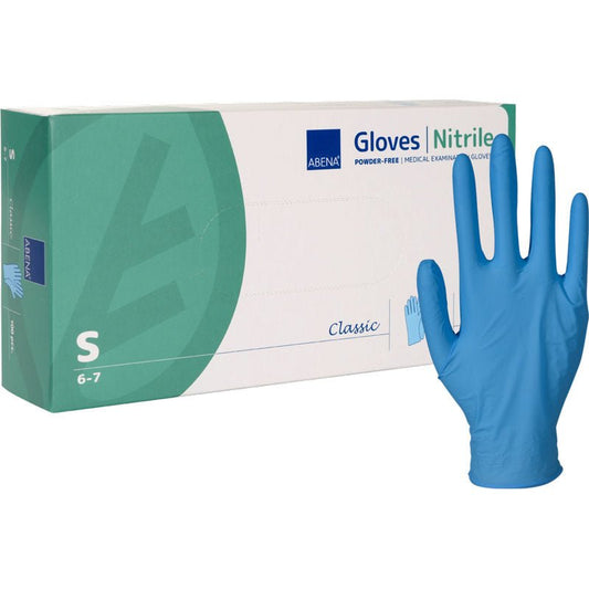 Eine weiß-grüne Box von Abena Re-Seller GmbH, beschriftet mit "Nitril-Handschuhe Classic, Puderfrei, Blau" in Größe S, liegt neben einem blauen Handschuh und weist auf puderfreie, medizinisch geeignete Einmalhandschuhe hin.