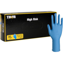 Eine schwarze Schachtel mit der Aufschrift "Thor High Risk Nitril-Handschuhe, Blau, 30 cm" der Abena Re-Seller GmbH ist mit einem aufrecht stehenden blauen Nitrilhandschuh abgebildet. Der Chemikalienschutzkarton weist darauf hin, dass die Handschuhe XL, puderfrei, Einmalhandschuhe und 30 cm lang sind.