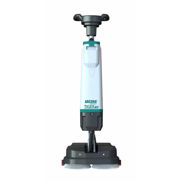 Die weiß-graue Arcora Tiger 40 Bodenreinigungsmaschine von Arcora International GmbH steht aufrecht mit zwei Rundbürsten am Sockel und einem Bediengriff für die professionelle Bodenreinigung. Die Lieferung erfolgt im Karton (1 Stück).
