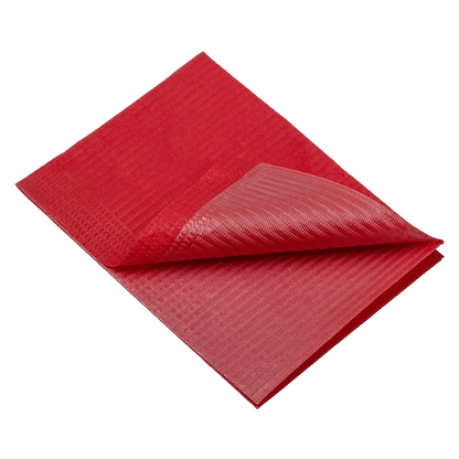 Ein gefaltetes rotes Blatt aus strukturiertem Stoff, das das typische Lagendesign der AMPri Dental Einweg-Patientenservietten 33 x 45 cm nachahmt, die in verschiedenen Farben erhältlich und in einem Karton mit 4 Packungen verpackt sind.