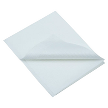 Eine Nahaufnahme einer gefalteten weißen AMPri Dental Einweg-Patientenserviette, die an Zahnservietten erinnert und ihre Textur und ihr geschichtetes Aussehen hervorhebt. Der weiche Stoff ist ordentlich gefaltet und schräg vor einem schlichten weißen Hintergrund positioniert.