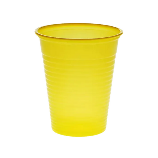 Ein gelber AMPri Dental-Einwegbecher aus Polypropylen mit vertikalen Rillen steht aufrecht vor einem schlichten weißen Hintergrund. Ideal für den Einsatz in Zahnarztpraxen als Einmal-Spülbecher.