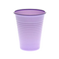 Ein violetter Einweg-Plastikbecher aus Polypropylen der AMPri Handelsgesellschaft mbH zeigt horizontale Rillen auf weißem Hintergrund.