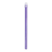 Ein violetter Dental Speichelsauger mit transparenter Kappe aus der AMPri Dental Speichelsauger-Kollektion der AMPri Handelsgesellschaft mbH steht vertikal ausgerichtet vor einem weißen Hintergrund.