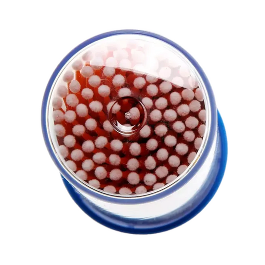 Eine Draufsicht auf den durchsichtigen Kunststoffbehälter zeigt die AMPri MED-COMFORT Einmal-Mikroapplikatoren Dentalbedarf, ideal für präzises Arbeiten. Diese Mikroapplikatoren haben weiße Spitzen und rote Stifte, wobei die blaue Basis durch die transparente Abdeckung sichtbar ist – eine perfekte Ergänzung für Ihren Dentalbedarf. Diese Schachtel enthält 400 Stück und wird Ihnen von der AMPri Handelsgesellschaft mbH zur Verfügung gestellt.