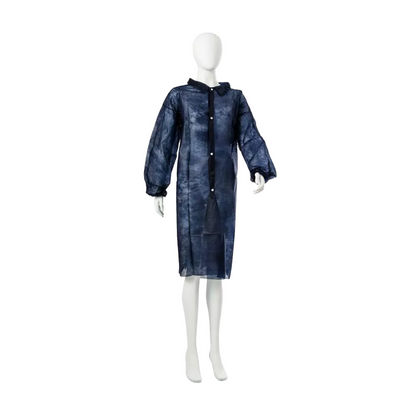 On the mannequin is a knee-length, long-sleeved coat with a blue-black tie-dye pattern. Similar to the AMPri MED-COMFORT PP fleece visitor coat from AMPri Handelsgesellschaft mbH, it offers hygienic disposable protection with front buttons and a collar.