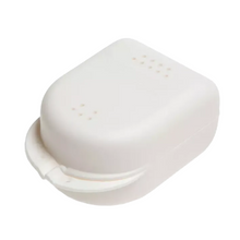 Diese AMPri PP Dental Zahnspangenbox für Kinder 90 x 60 x 45 cm, angeboten von der AMPri Handelsgesellschaft mbH, ist ein weißer, rechteckiger Polypropylenbehälter mit Klappdeckel und kleinen Belüftungslöchern oben und an den Seiten, was ihn ideal für die Aufbewahrung oder den Transport macht. Erhältlich in verschiedenen Farben und verpackt in einem Set mit 14 Stück.