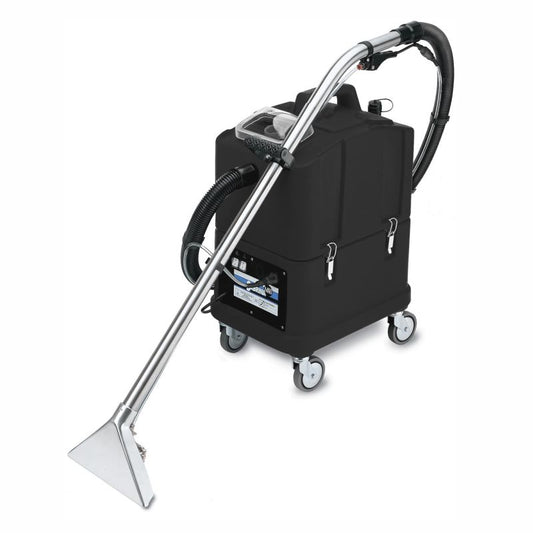 Die Arcora Aniko60 Sprühextraktionsmaschine von Arcora International GmbH ist eine handelsübliche Teppichreinigungsmaschine mit schwarzem Gehäuse, vier Rädern, silbernem Stab und transparenter Düse - ideal für die Tiefenreinigung von Teppichen oder Polstern.