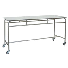 Der Novocal Arbeits- und Ablegetisch verfügt über einen robusten Edelstahlrahmen und eine weiße Vollkernmaterial-Arbeitsplatte, die mit vier Lenkrollen mobil ist - perfekt als vielseitiger Tisch für den professionellen Einsatz.