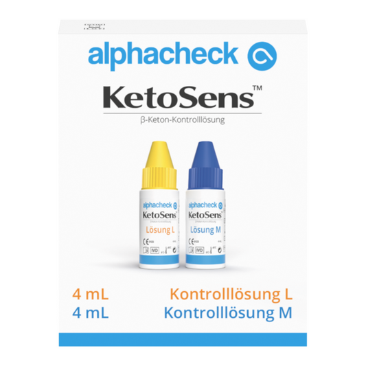 Ein Produktbild von Alphacheck KetoSens β-Keton-Kontrolllösung L+M | Packung (2 Fläschchen) von Berger Med GmbH für Keto-Messgeräte. Das Bild zeigt eine weiße Schachtel mit blauem und gelbem Text. In der Schachtel befinden sich zwei kleine Flaschen mit farbigen Verschlüssen, eine gelbe (Lösung L) und eine blaue (Kontrolllösung M). Das Volumen ist mit 4 mL angegeben.