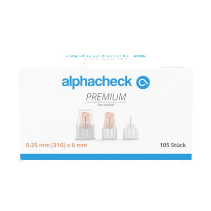 A white box with the inscription “Alphacheck PREMIUM Pen Needles, various sizes” with an illustration of three pen needles from Berger Med GmbH. The text specifies the dimensions as 0.25 mm (31G) x 6 mm and the quantity as 105 pieces, designed for comfort during insulin administration.