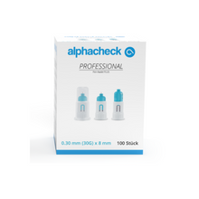 Eine Schachtel Alphacheck professional Pen-Nadel PLUS, verschiedene Größen. Die weiße Schachtel mit blauen Akzenten enthält 100 Stück sterile Nadeln, 0,30 mm (30G) x 8 mm für Insulininjektionen. Die Vorderseite zeigt Abbildungen von drei Pen-Nadeln mit Text in Blau und Schwarz von Berger Med GmbH.