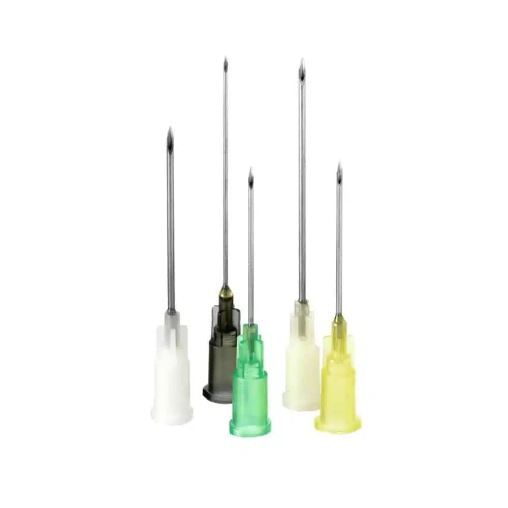 The image shows five B. Braun Sterican® disposable cannulas for blood collection, of different sizes and with colored plastic sleeves in white, gray, green, and yellow. These disposable cannulas from B. Braun Deutschland GmbH & Co. KG are neatly arranged upright in front of a white background.