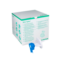 Es wird eine weiße Box mit grünen Akzenten und dem Text „B. Braun Mini-Spike® Filter“ mit Luer-Lock-Anschluss angezeigt. Auf der Vorderseite ist ein Bild des Medizinprodukts zusammen mit weiteren Produktdetails zu sehen, während ein separates Bild eine blau-weiße Kunststoffkomponente hervorhebt.
