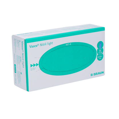 A box of B. Braun Vasco® Nitril light examination gloves with 100/90 pieces, recognizable by the striking logo and brand information from B. Braun Deutschland GmbH & Co. KG on the front, in medium size (M 7-8). This box of latex-free medical gloves is mainly white with blue-green accents and text, highlighting their powder-free nature.