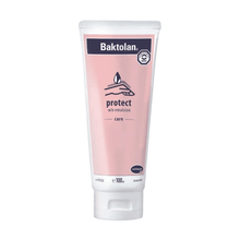 Eine 100 ml Tube Auslaufartikel: BODE Baktolan® protect Hautschutzcreme der Paul Hartmann AG hat ein rosa Etikett mit schwarzer Schrift, eine weiße Kappe, eine Handgrafik, eine Produktinformation und das BODE Hautschutz-Logo.